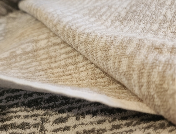 Max Studio Abstract 2 Bath Towel Gray Beige Gray White Ikat NWT 630 GSM - Picture 2 of 5